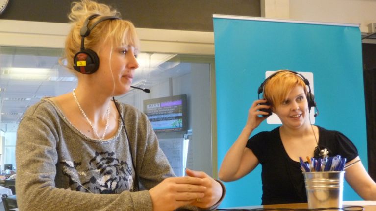 Tanja Hakala ja Eeva Meusel studiossa.
