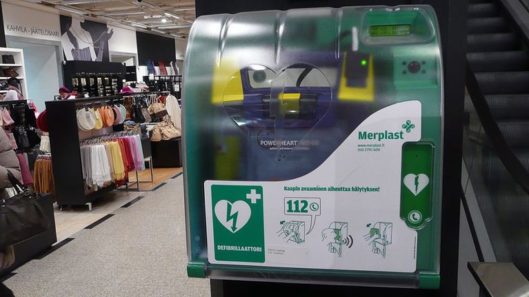 Defibrillaattori tavaratalon seinällä