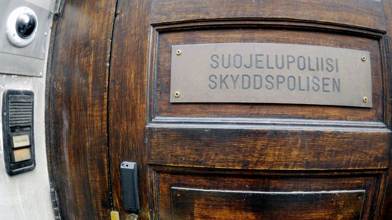 Suojelupoliisin ovi Helsingissä.