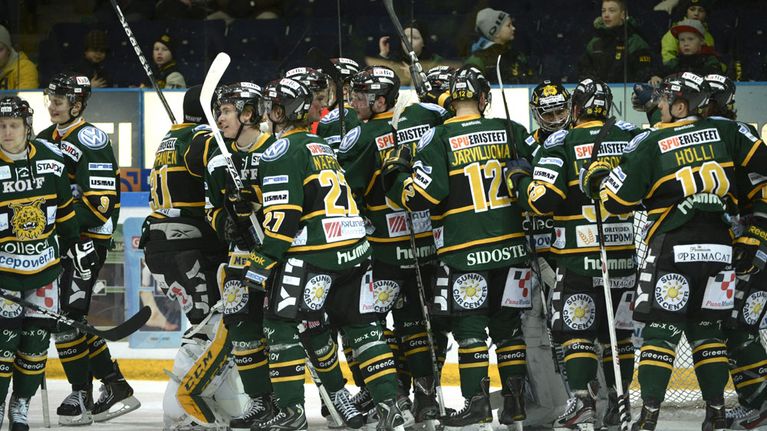 Ilves juhlii liigapaikkansa säilyttämistä voitettuaan Mikkelin Jukurit.