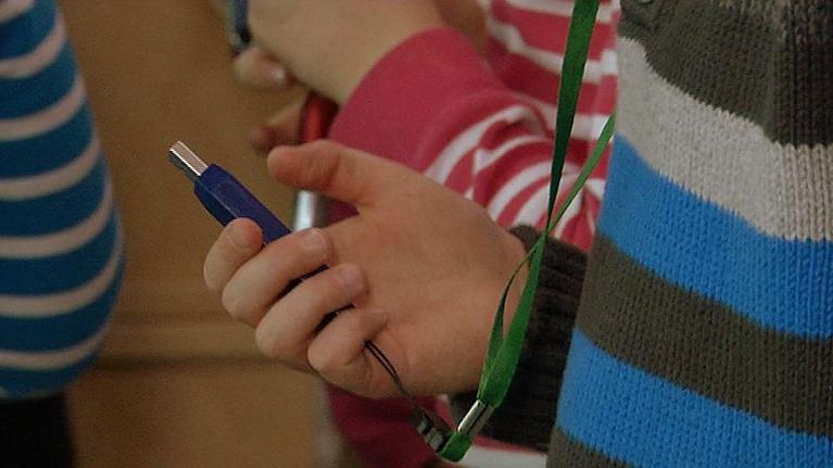 USB-tikku lapsen kädessä