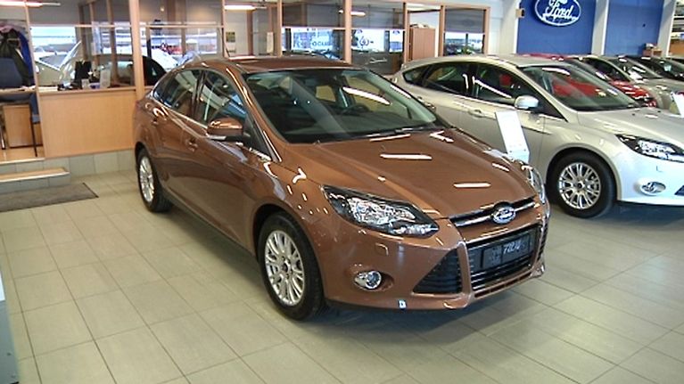 Kuvasa uusia henkilöautoja autoliikkeessä
