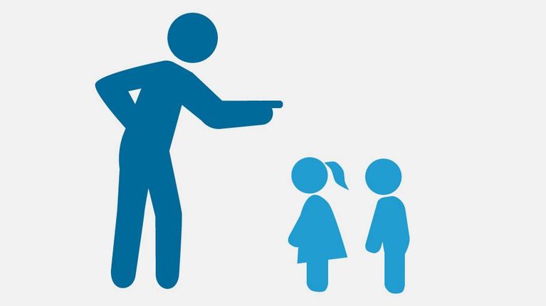 Uutisgrafiikka, jossa aikuishahmo heristää sormea lapsihahmoille