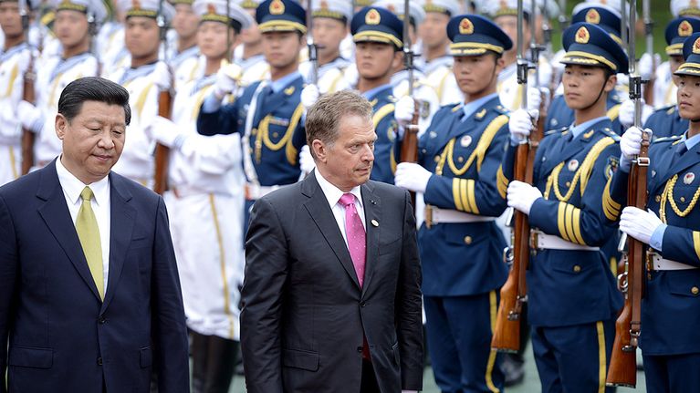 Kiinan presidentti Xi Jingping ja Suomen presidentti Sauli Niinistö tarkastavat kunniakomppanian.