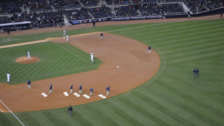 Kentänhoitajia baseball-ottelussa Yankee Stadiumilla.