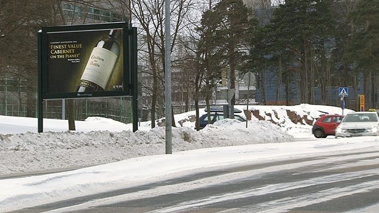Ulkomainos tien varressa.