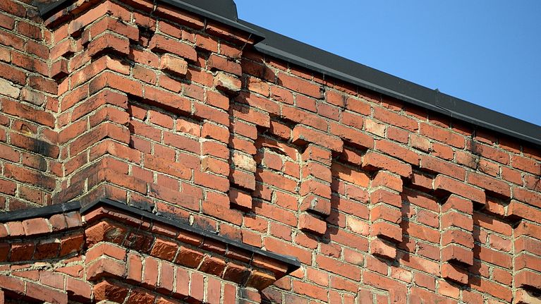 Hämeenlinnan Linnankasarmien Upseerinrannan tiilijulkisivun yksityiskohtia