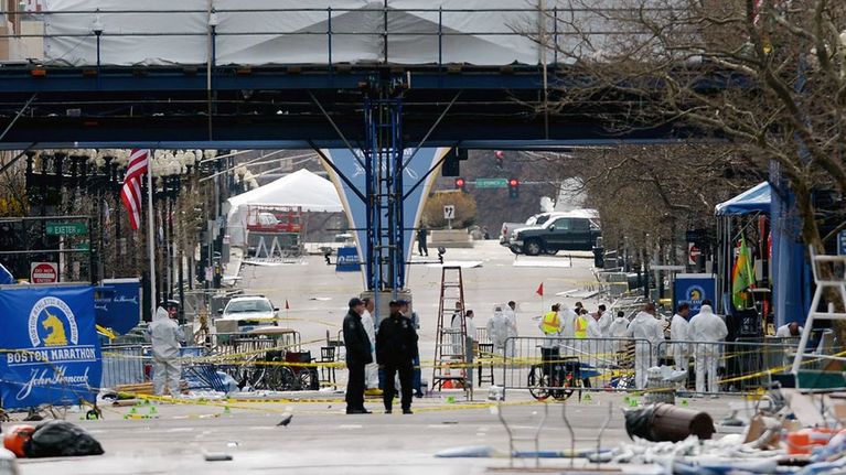 Tutkijoita iskupaikan läheisyydessä Bostonissa tiistaina.