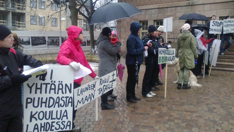Launeen koulun oppilaiden vanhemmat osoittavat mieltään. 