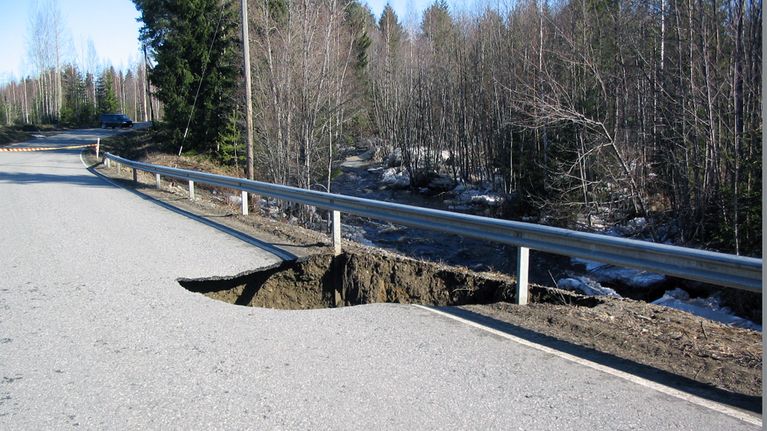 Tulvaveden romahduttama tie Kontiolahdella.