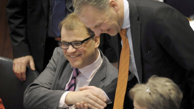 Keskustan puheenjohtaja Juha Sipilä (vas.) eduskunnan täysistunnossa huhtikuussa 2013.