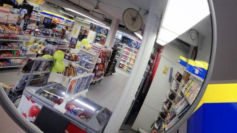 R-kioski kuvatuna valvontapeilin kautta.
