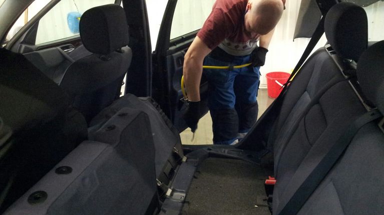 Lapsiperheen autossa takapenkki on sotkuisin paikka, tietää Kimmo Vinni Seinäjoen Auto Fixistä.