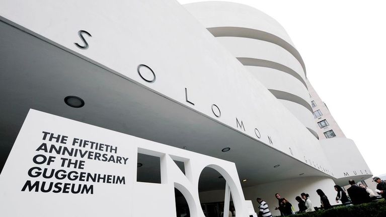 Guggenheim-museon viisikymmentävuotispäivää vietetään New Yorkissa.