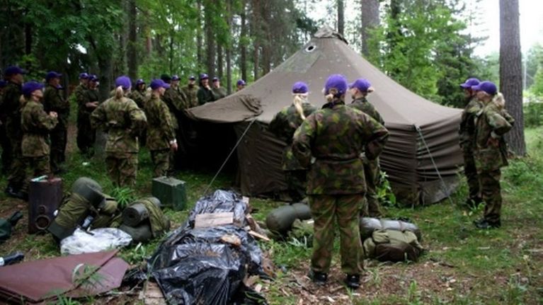 Naisten Valmiusliiton leiriläisiä teltan luona metsässä.