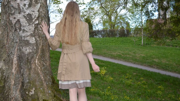 Klassinen kaunotar haikailee.