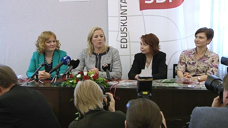Krista Kiuru (vas.), Jutta Urpilainen, Pia Viitanen ja Susanna Huovinen SDP:n ministerikierrätystä koskevassa tiedotustilaisuudessa