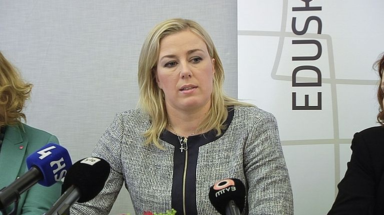 SDP:n puheenjohtaja Jutta Urpilainen puolueensa ministerikierrätystä käsitelleessä tiedotustilaisuudessa.