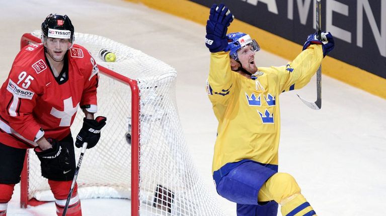 Henrik Sedin juhlii 2-1-maaliaan.