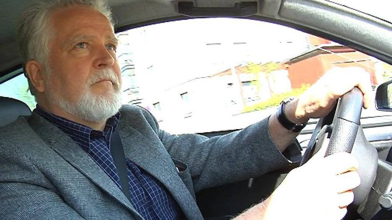 Martti Korhonen mopoauton ratissa