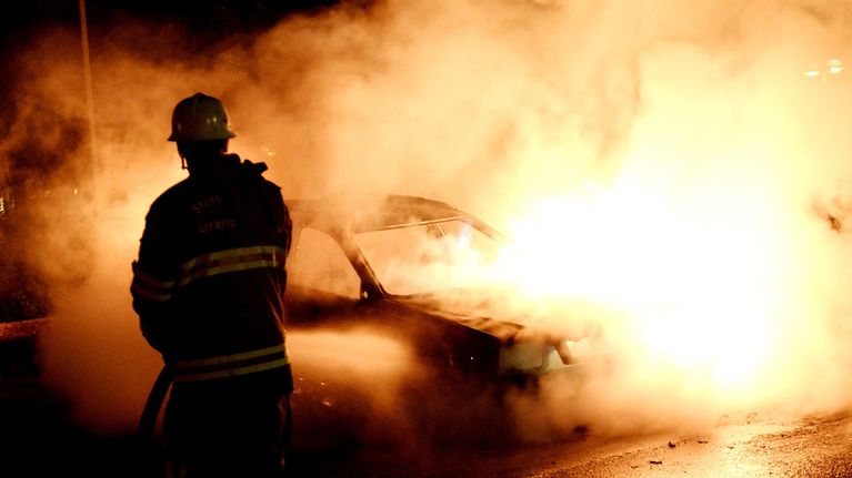 Palomiehet sammuttavat palavaa autoa Tukholman Kistassa 