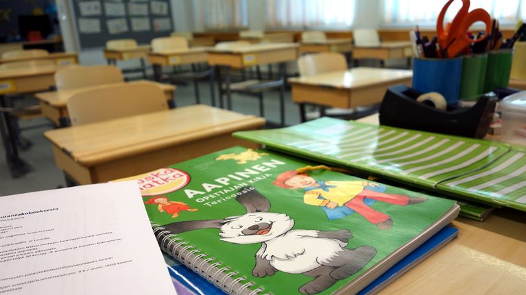 Alakoulun luokkahuone tyhjillään