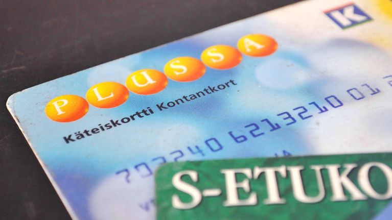 Plussa-kortti ja S-etukortti pöydällä.