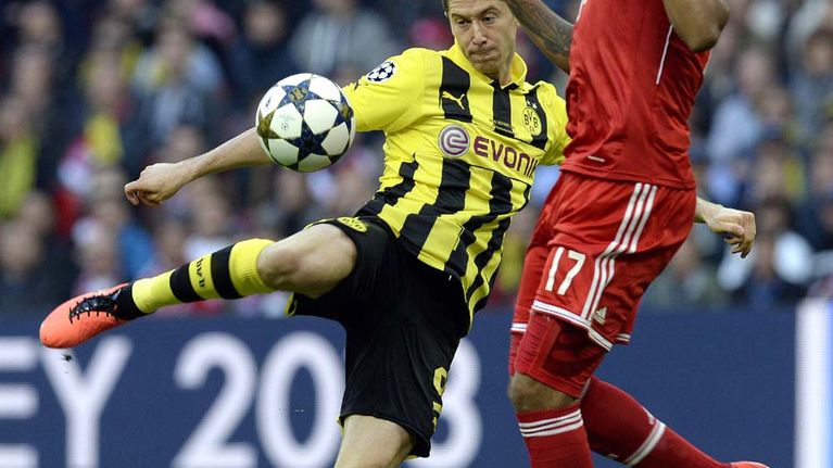 Dortmundin Robert Lewandowskin laukaus kimpoaa Bayernin Jerome Boatengin kautta ohi maalin.