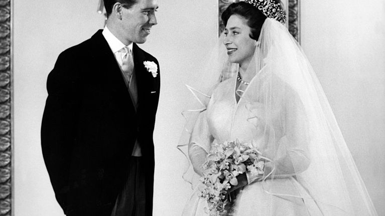 Englannin prinsessa Margaret ja Anthony Armstrong-Jones hääpäivänään Buckingham Palacessa. 