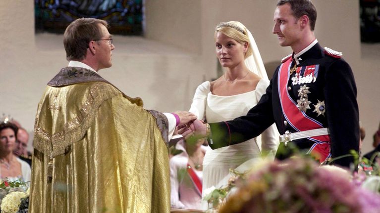 Norjan kruununprinssi Haakon ja Mette-Marit Tjessem Høiby häätilaisuudessaan Oslon tuomiokirkossa.