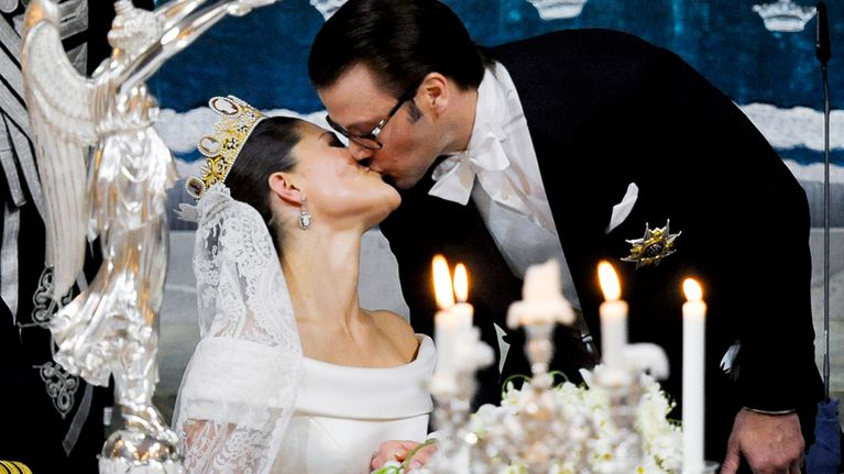 Kruununprinsessa Victoria ja Daniel Westling hääjuhlissaan Tukholmassa.