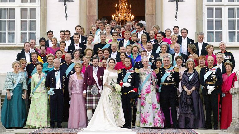 Euroopan kuninkaalliset poseeravat yhteiskuvassa Kruununprinssi Frederikin ja Mary Donaldsonin hääjuhlissa Kööpenhaminassa. 