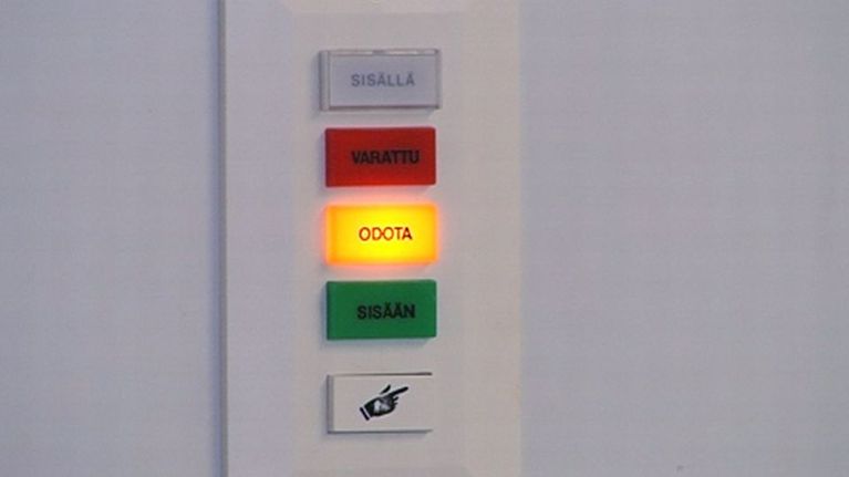 Odotusvalo palaa lääkärin oven ulkopuolella.