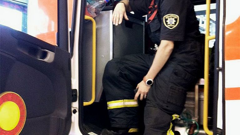 Palomies-sairaankuljettaja Sari Rautiala savusukeltajan paikalla Vantaan pelastusyksikössä. 