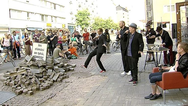 Vaasankadun kävelykatuavajaisia juhlistetaan.