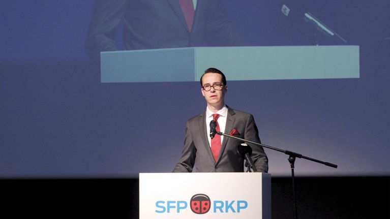 Puoleen puheenjohtaja Carl Haglund pitää puhetta RKP:n puoluekokouksessa Porvoossa 8. kesäkuuta 2013. 