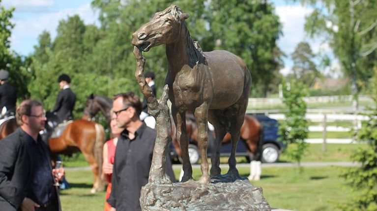 Emil Cedercreutzin hevosaiheinen pronssiveiston graniittijalustalla