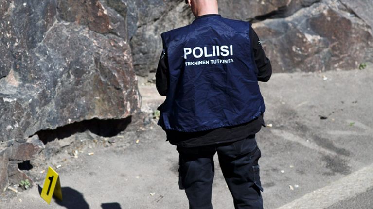 Poliisi tekee tutkimuksia Baanalla Helsingin keskustassa 9. kesäkuuta 2013. Poliisi ampui käsiaseen kanssa heilunutta sekavassa tilassa ollutta miestä Baanalla. Mies vietiin sairaalahoitoon. 