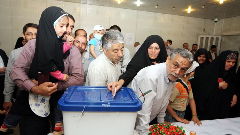 Iranilaisäänestäjiä Bagdadissa 14. kesäkuuta.