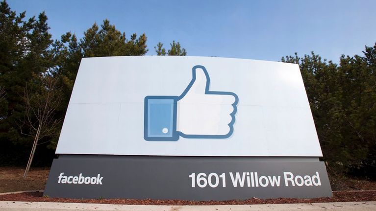 Facebookin pääkonttorin kyltti Menlo Parkissa, Kaliforniassa. 