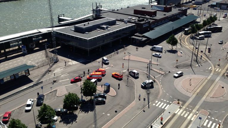 Hälytysajoneuvoja Helsingin Länsisatamassa ampumiskohtausten jälkeen lauantaina 15. kesäkuuta.
