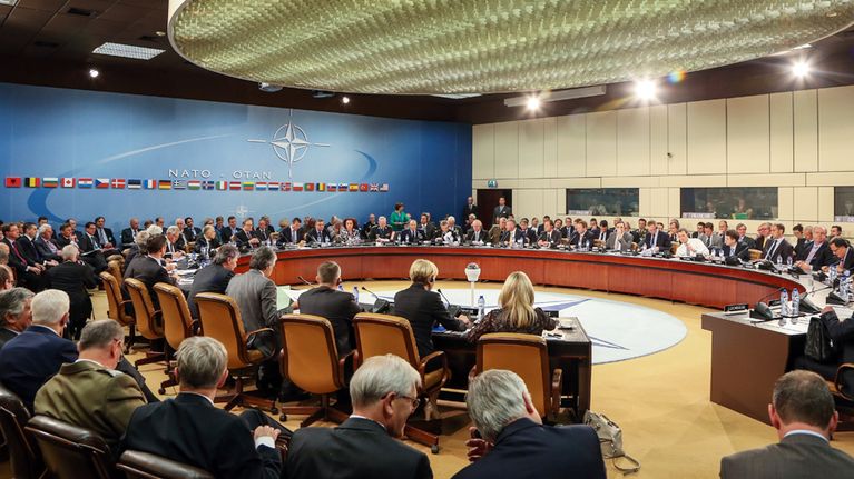 Naton päämaja Brysselissa liittoumaan kuuluvien maiden puolustusministerien kokouksen aikana kesäkuussa 2013.