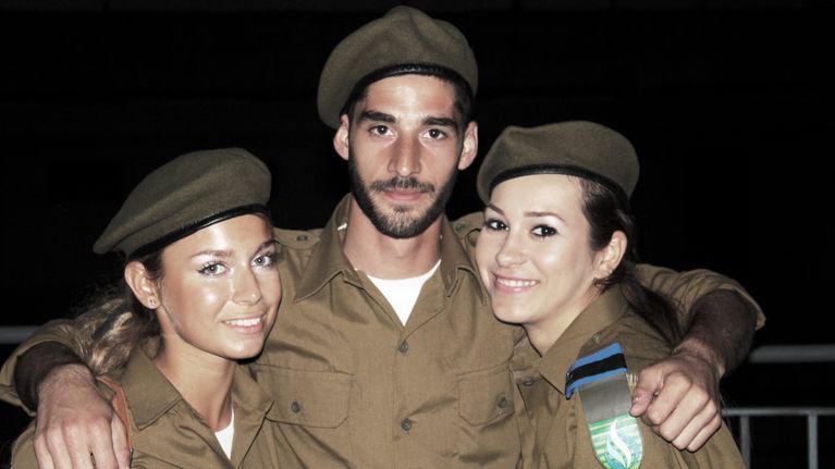 Espoolainen Michal Melamed (vasemmalla) suorittaa asepalvelusta Israelin armeijassa.