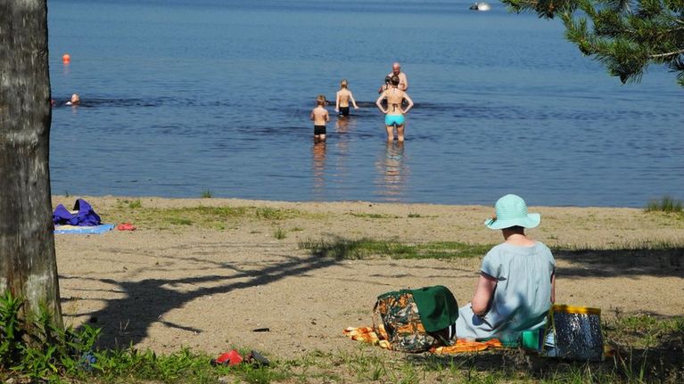 Ihmisiä uimarannalla. 