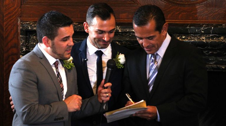 Vasemmalta Paul Katami, Jeff Zarillo ja Los Angelesin pormestari Antonio Villaraigosa.