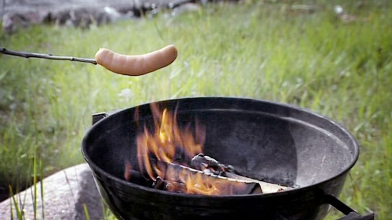 Lenkkimakkaraa grillataan pallogrillissä.