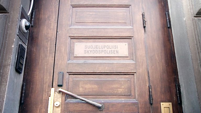 Suojelupoliisin ovi Helsingissä.