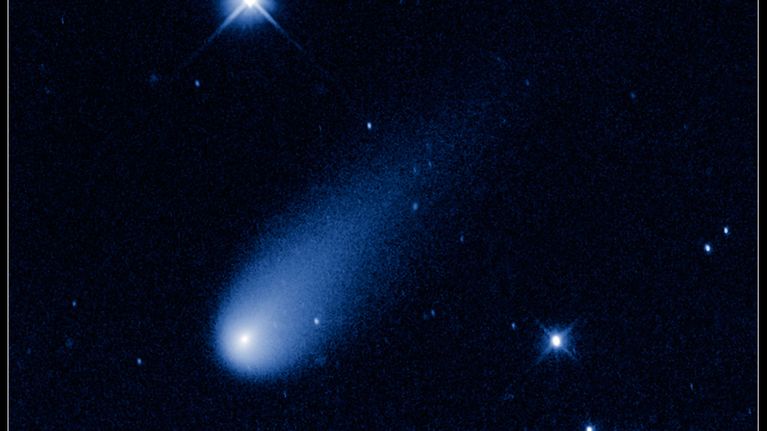 ISON-komeetta avaruusteleskooppi Hubblen ottamassa kuvassa.