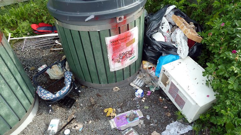 Sotkuinen jätteenkeräyspiste Oulun Pateniemessä