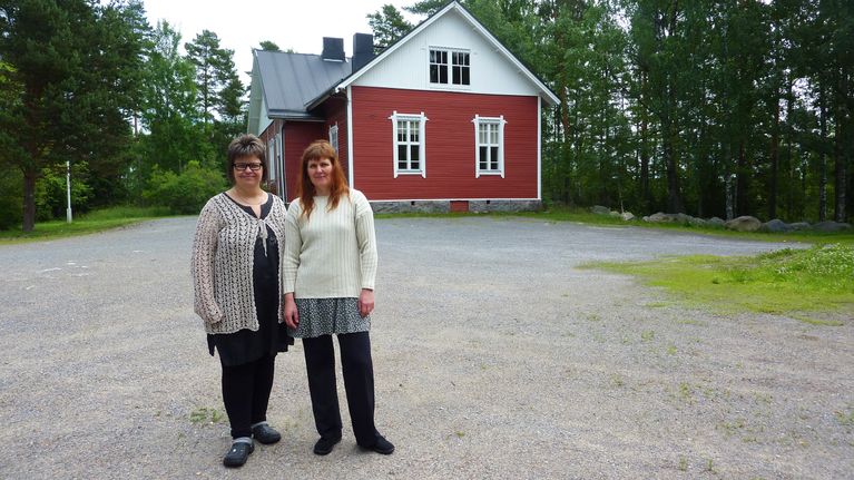Vanhempain yhdistyksen puheenjohtaja Kirsi Salonen (oik.) ja kyläaktiivi Inka Valtamo
